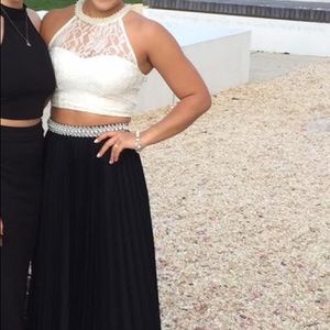 Two piece pearl ballgown🖤